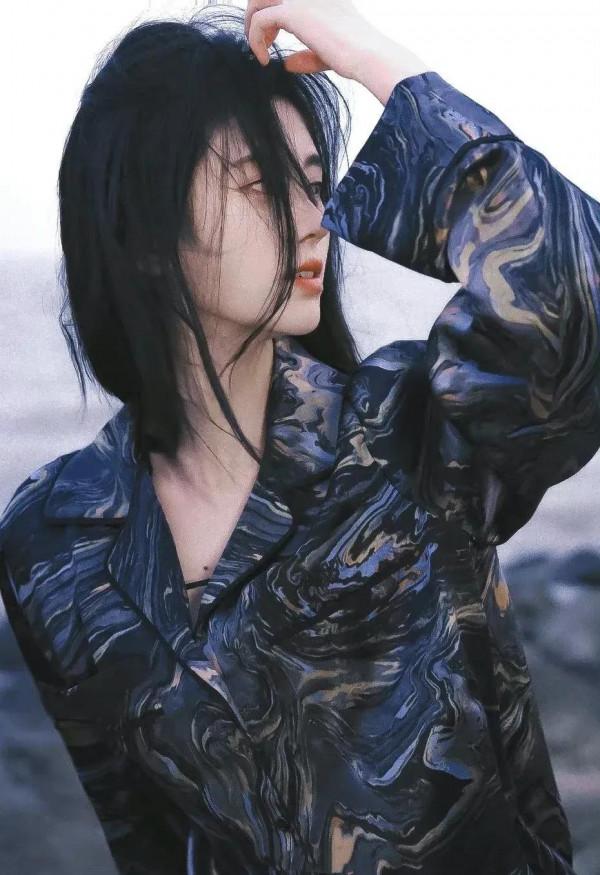 鞠婧禕 黑色花紋襯衫 慵懶隨性 鞠婧禕 黑色花紋襯衫 慵懶隨性