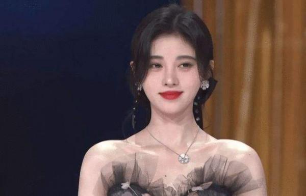 小臉女星的天下！這12個漫畫臉巔峰PK，大眼睛巴掌臉一個比一個美