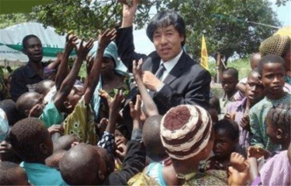 山東小夥當上非洲酋長,封地百畝妻妾成群,他究竟是如何成功的? 山東小夥當上非洲酋長,封地百畝妻妾成群,他究竟是如何成功的?