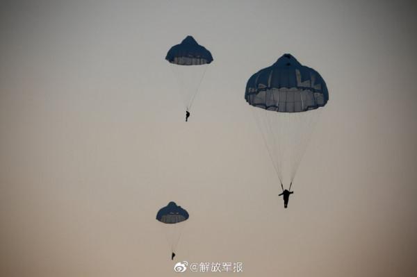 傘花朵朵開！軍校學員傘降實跳訓練