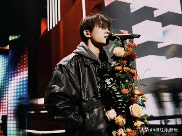 雙11晚會彩排路透:易烊千璽酷帥插兜,時代少年團變順毛乖小孩 雙11晚會彩排路透:易烊千璽酷帥插兜,時代少年團變順毛乖小孩