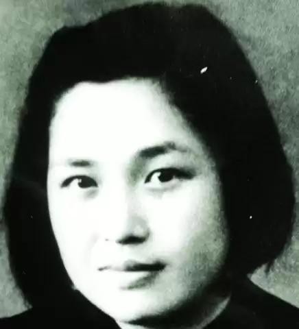 女兒是共產黨間諜,父親是蔣介石的首席秘書,女兒潛伏在爸爸身邊 女兒是共產黨間諜,父親是蔣介石的首席秘書,女兒潛伏在爸爸身邊