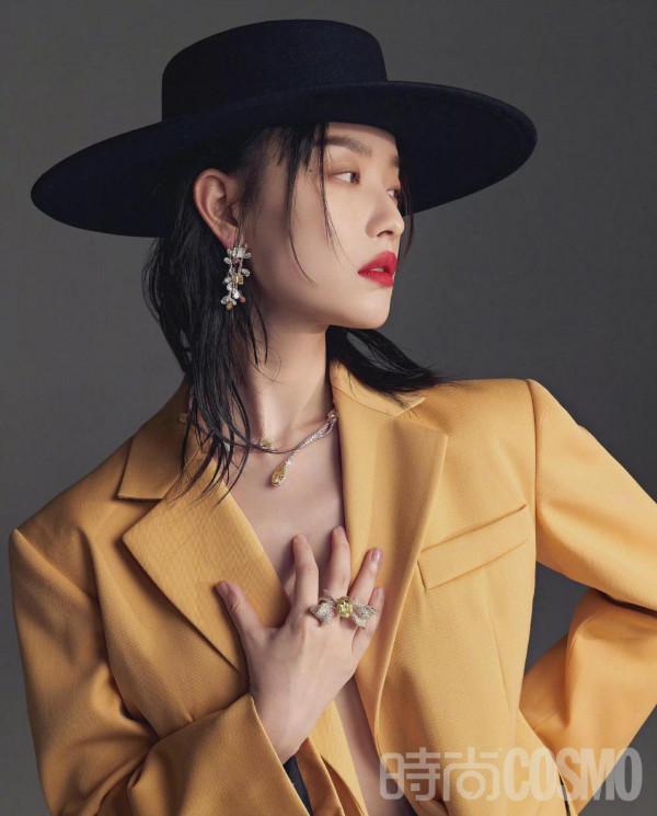 倪妮封面大片,紅唇嬌豔,華貴優雅,嫵媚動人 倪妮封面大片,紅唇嬌豔,華貴優雅,嫵媚動人