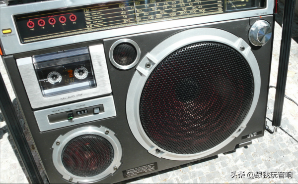 JVC 70年代推出的一款類似於真正的揚聲器,RC-550行動式收錄機 JVC 70年代推出的一款類似於真正的揚聲器,RC-550行動式收錄機