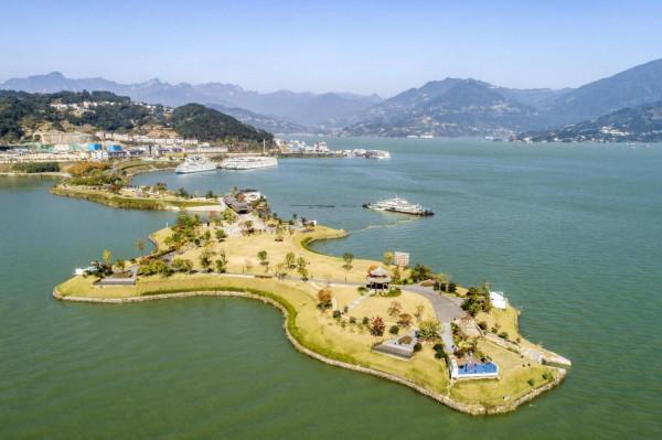 多彩庫岸三峽美