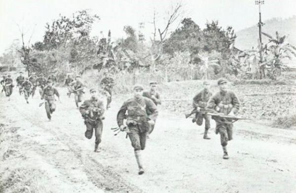 越軍為何懼怕我軍火炮?炮彈就像不要錢,身邊的石頭都被炸成了粉 越軍為何懼怕我軍火炮?炮彈就像不要錢,身邊的石頭都被炸成了粉