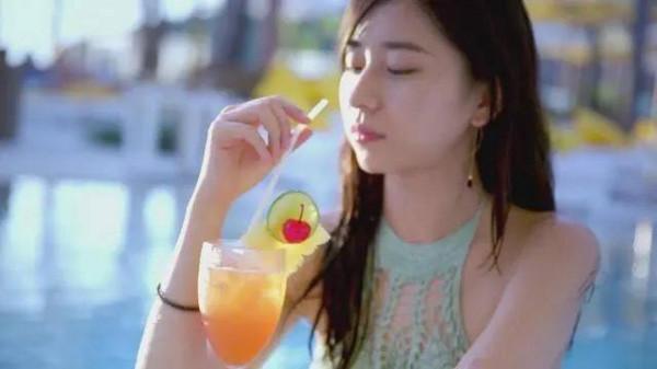 31歲北京美女,靠賣酒爆紅,一場直播賣100萬,年入3.5億,憑啥? 31歲北京美女,靠賣酒爆紅,一場直播賣100萬,年入3.5億,憑啥?