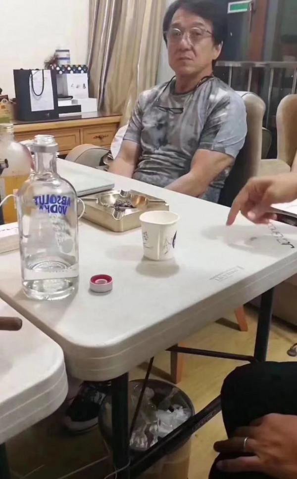 明星迴老家：鄧超爆炸頭，李沁聊八卦，看到岳雲鵬忍不住笑了