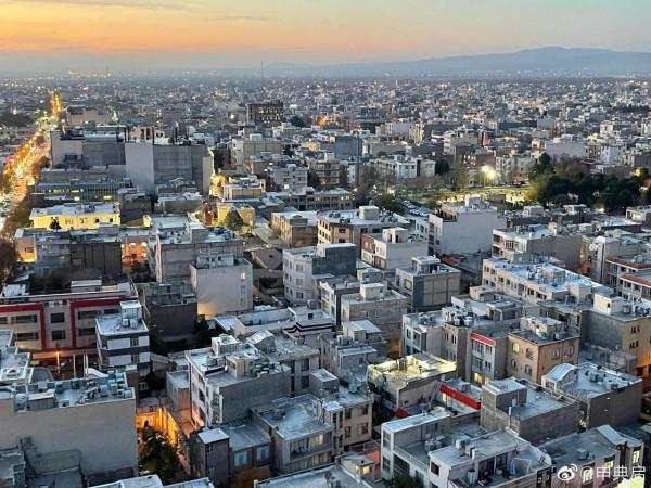 伊朗加茲溫的墓地，墓碑是嵌在地上的，與多數國家立著的墓碑不同