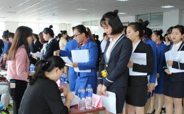 大學生就業調查,6成大學生認為,自己在畢業10年內將年入百萬 大學生就業調查,6成大學生認為,自己在畢業10年內將年入百萬