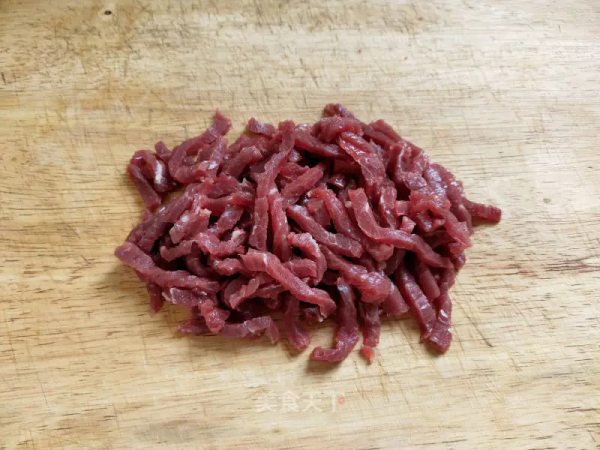 這幾道乾煸菜，焦香四溢，麻辣過癮，下酒又下飯