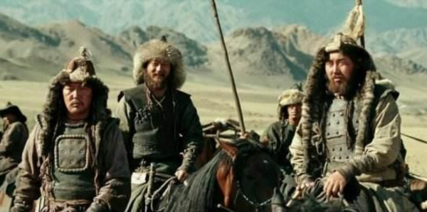 成吉思汗一看此人射箭，立即說：我把妹妹和女兒嫁給你，不要聘金