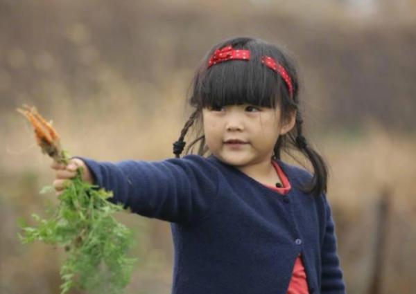 曹格的女兒竟然11歲了,如今“姐姐”變漂亮了,醜萌到瓜子臉 曹格的女兒竟然11歲了,如今“姐姐”變漂亮了,醜萌到瓜子臉