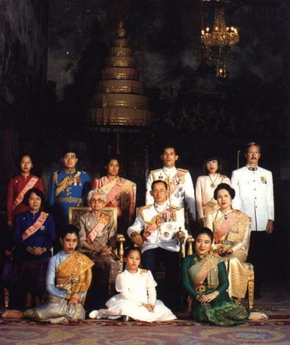 帕查拉從小就是團寵，長大後不當女王儲，照樣住奢華宮殿令人羨慕