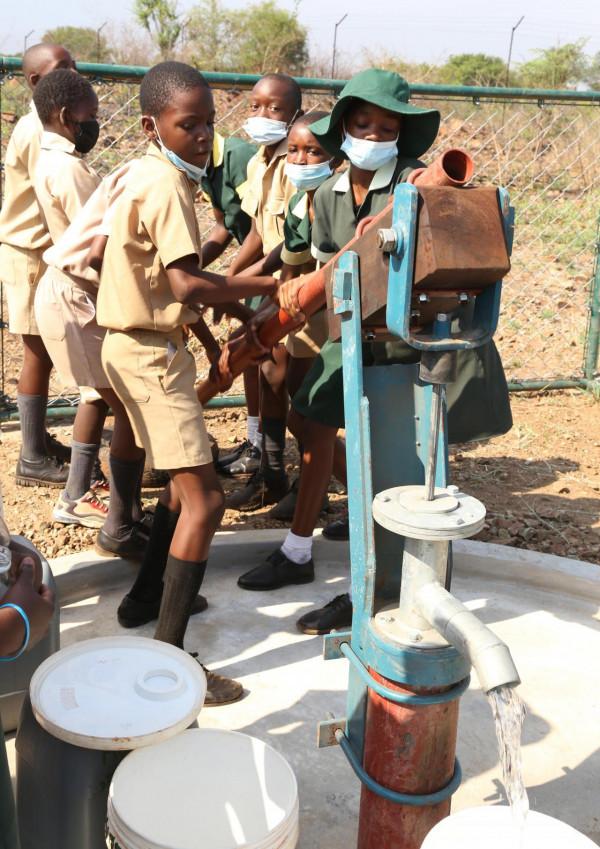 通訊:“中國井”讓非洲兄弟姐妹喝上放心水——記中國在辛巴威、盧安達援建水井專案 通訊:“中國井”讓非洲兄弟姐妹喝上放心水——記中國在辛巴威、盧安達援建水井專案