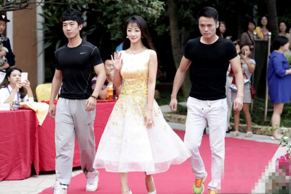 “姐弟戀”真挺幸福,陳紫函與小9歲老公並肩,打扮的年輕還透肉 “姐弟戀”真挺幸福,陳紫函與小9歲老公並肩,打扮的年輕還透肉