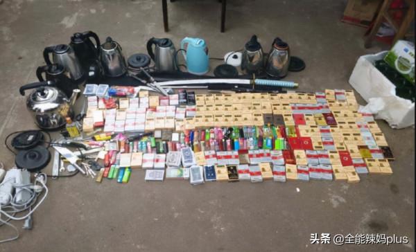 老師突查宿舍&OpenCurlyDoubleQuote;違禁品&rdquo;：女寢讓人眼花繚亂，男寢喜好出奇一致