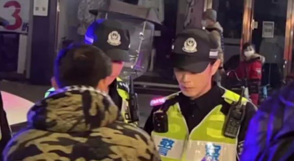 ​眾星穿制服到酒吧普法，陳小春拿警棍霸氣十足，認真檢查過往車輛