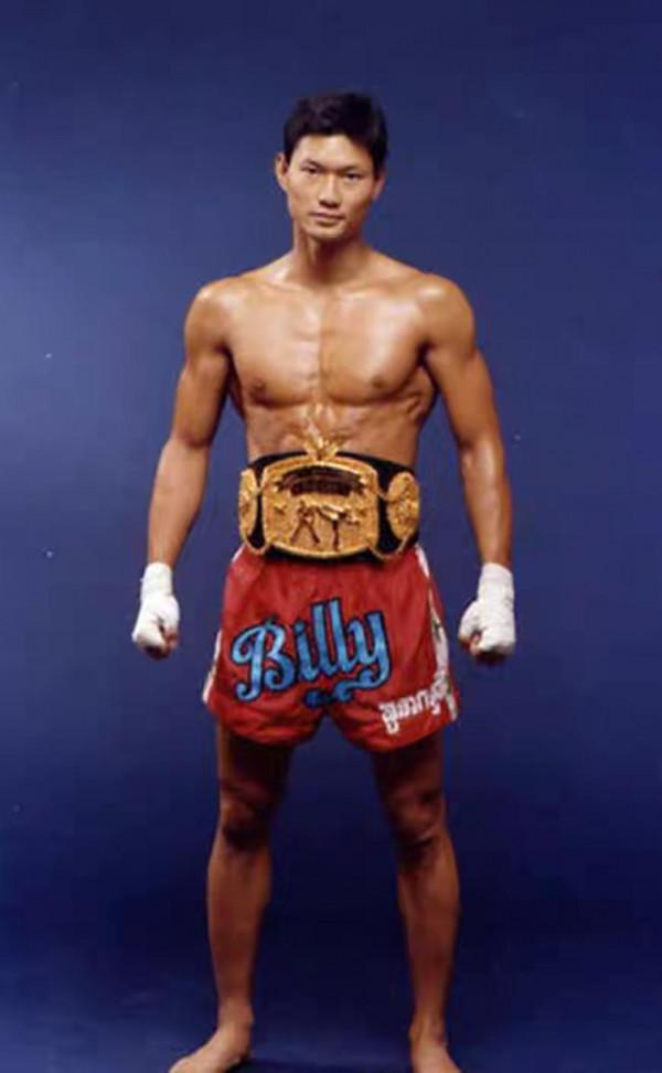 把李連杰打骨折，一腳把楊麗菁踢進醫院，拳王周比利到底有多強？