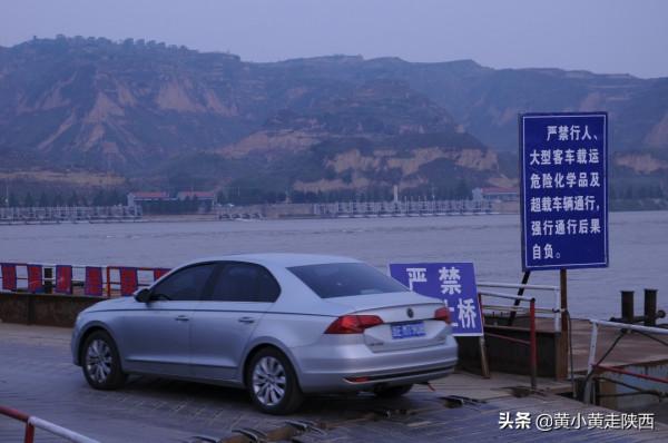 陝西342國道上的奇觀，一條浮橋跨越黃河連通秦晉，過一次收10元