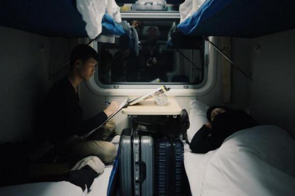 情侶出行,為何偏愛臥鋪而不選更省時的高鐵?乘務員道出“貓膩” 情侶出行,為何偏愛臥鋪而不選更省時的高鐵?乘務員道出“貓膩”