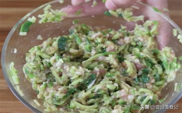 秋天蘿蔔最過癮的吃法,加1塊五花肉,不燉不炒,上桌連汁都不剩 秋天蘿蔔最過癮的吃法,加1塊五花肉,不燉不炒,上桌連汁都不剩