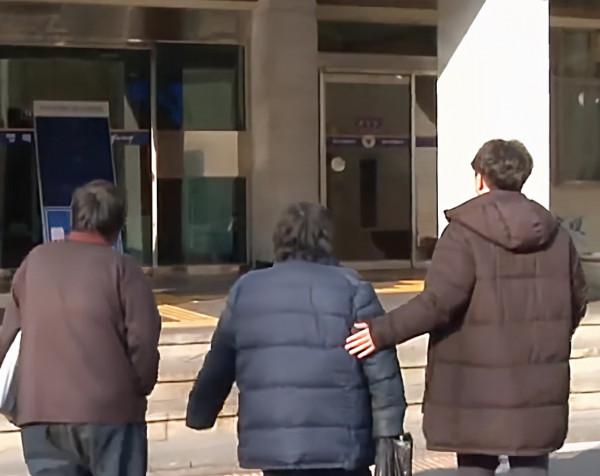 韓國兄妹街頭流浪10年，哥哥每天堅持鞋油塗臉，只因無私的親情