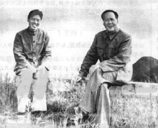 毛主席學英語忘記下飛機，空姐上前提醒，主席：也不留我們吃飯