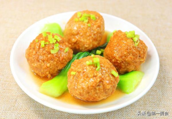 紅燒獅子頭的正確做法，調肉餡是關鍵，軟爛入味，一盤都不夠吃