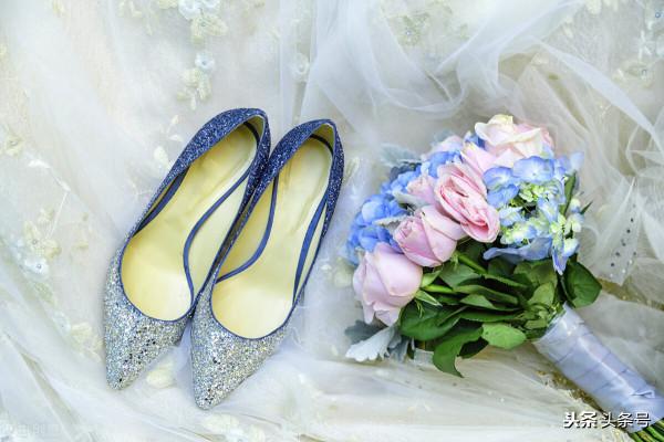 神明偷走了人類的膽怯 卻使少年的青春轟轟烈烈 神明偷走了人類的膽怯 卻使少年的青春轟轟烈烈