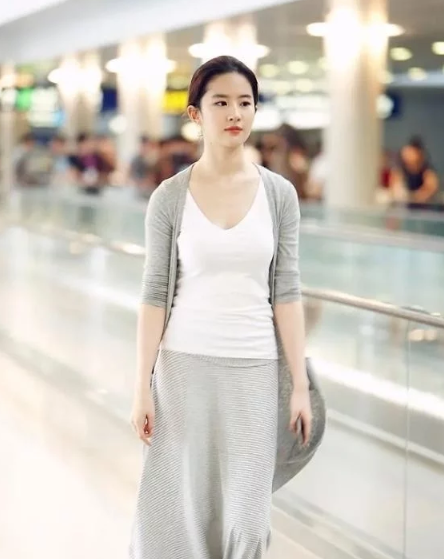 劉亦菲一身休閒裝扮明明挺美,卻被嘲身材臃腫,看完覺得太苛刻了 劉亦菲一身休閒裝扮明明挺美,卻被嘲身材臃腫,看完覺得太苛刻了