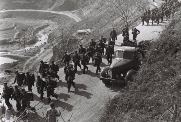 毛主席打了個極秘密的電報給劉鄧，稱陝北甚為困難，劉鄧隨即領會