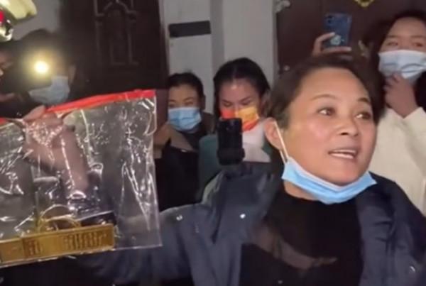 陳亞男返還彩禮後開直播,直言女人都想有孩子,暗指朱小偉有問題 陳亞男返還彩禮後開直播,直言女人都想有孩子,暗指朱小偉有問題