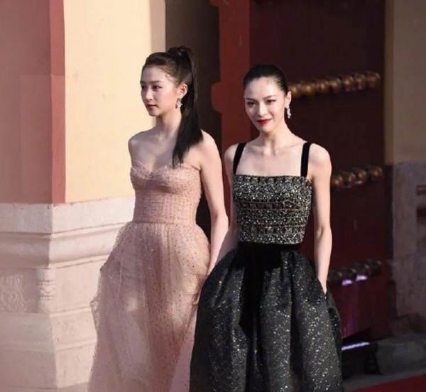 楊冪伸脖似鴕鳥,鹿晗關曉彤像老大爺,儀態差,顏值再高也白搭 楊冪伸脖似鴕鳥,鹿晗關曉彤像老大爺,儀態差,顏值再高也白搭