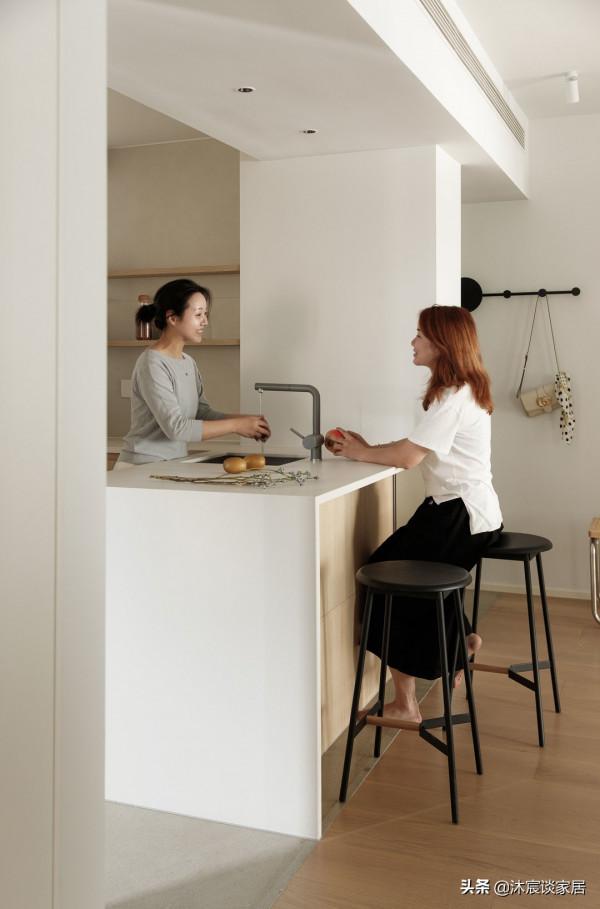 她把空間重組後,讓客廳不再是主角,想不到竟這麼實用,非常舒適 她把空間重組後,讓客廳不再是主角,想不到竟這麼實用,非常舒適