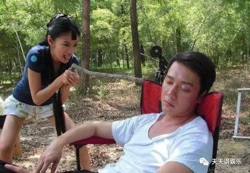 明星片場休息花絮多，你忍到第幾張不笑？喝水時慎入笑噴不負責