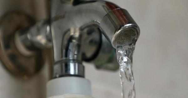 水龍頭裡的水流小，維修工人讓我自己動手，五分鐘就修好了