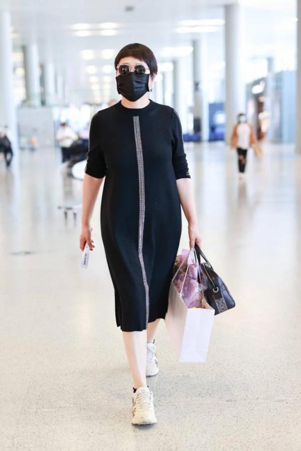 58歲張凱麗真會趕“時髦”，穿皮衣配牛仔褲上節目，洋氣又減齡