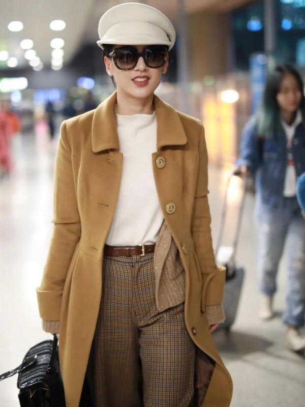 黃聖依堪稱冬季大衣穿搭模板，一身黃色大衣配貝雷帽，女神範十足
