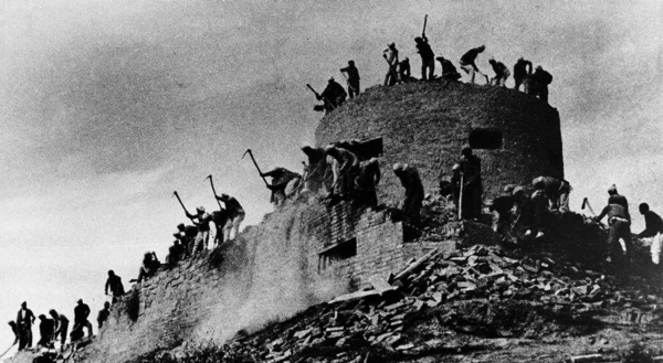 1955年授銜儀式，昆明軍區副司令員授中將，陳賡：我願送他一顆星