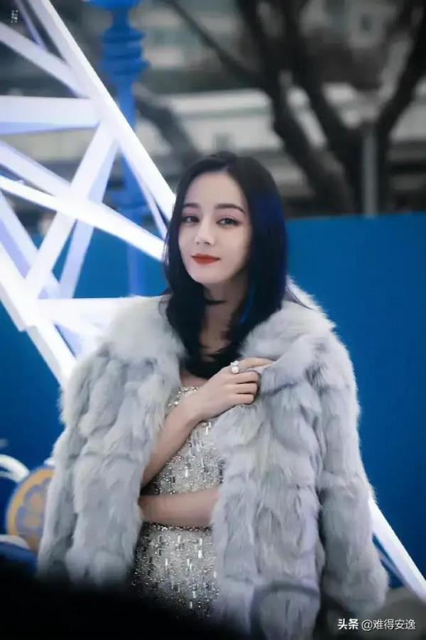 穿毛茸外套的熱巴 穿毛茸外套的熱巴