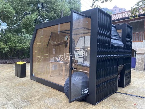 上海街頭驚現透明房！24小時有人住裡面吃喝睡覺，圍觀者直接看光光