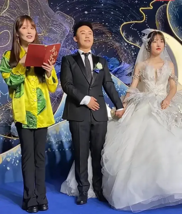 千萬網紅直播母親嫁給小男友,還有黃曉明劉曉慶等大腕線上祝福 千萬網紅直播母親嫁給小男友,還有黃曉明劉曉慶等大腕線上祝福