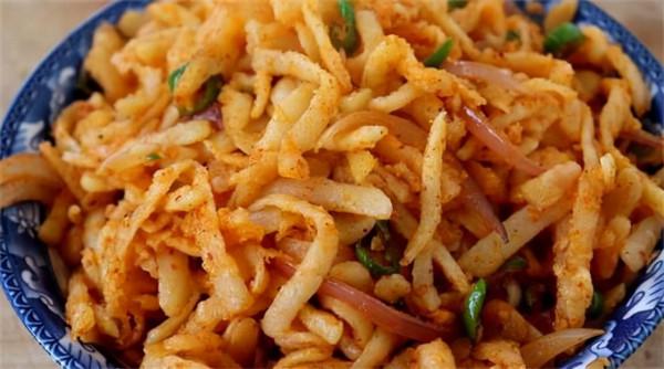 陝西特色小吃洋芋擦擦的正宗做法,一次做一盆不夠吃,真香 陝西特色小吃洋芋擦擦的正宗做法,一次做一盆不夠吃,真香