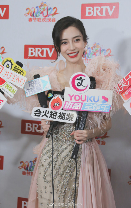 Angelababy亮相春晚彩排，送工作人員糖葫蘆，滿臉笑容造型美