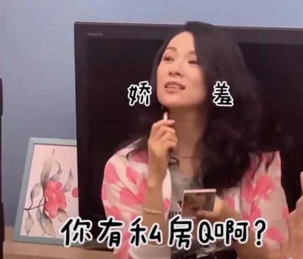 章子怡靠在沙發上，眼窩深陷額頭紋明顯，才生完就這麼老了