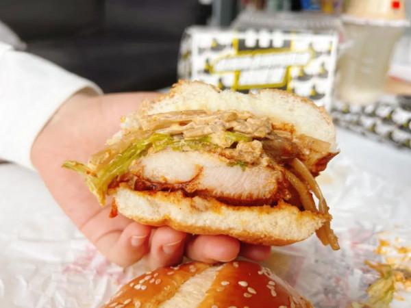 肯德基的周黑鴨漢堡，你猜是驚喜還是驚嚇？