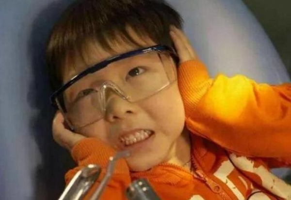 同學嫌棄兒子“嘴太臭”，媽媽帶孩子檢查，醫生取出的顆粒是真臭