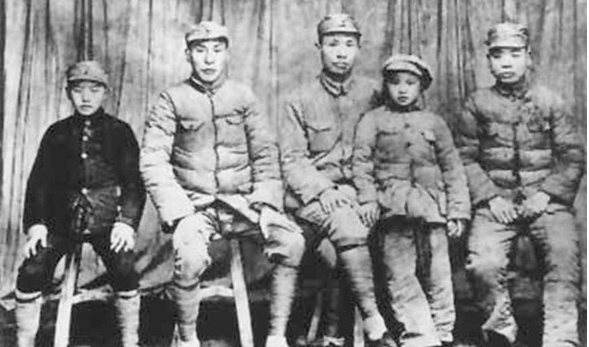 83年王光美重返毛主席故居，臨走留下一句話：您永遠的學生王光美