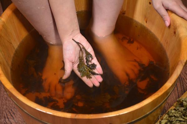 女，32歲，腳後跟乾裂，裂口子的地方還有硬皮，怎麼辦？